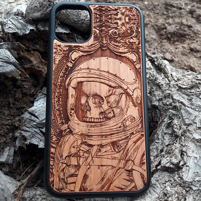 Wooden phone case featuring a detailed engraving of a dead astronaut abandoned in space. Compatible with iPhone , Galaxy S, Note 20, and more. Ideal for space lovers and fans of dark, cosmic art.