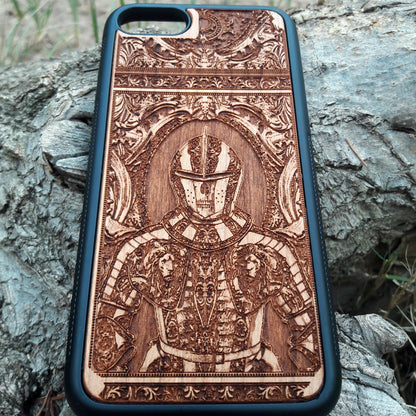 Wooden phone case with carved medieval knight armor and gothic design, compatible with iPhone 16, 15, 14, 13, 12, Samsung Galaxy S25, S24, S23, S22, S21. Ideal for lovers of history and gothic art.