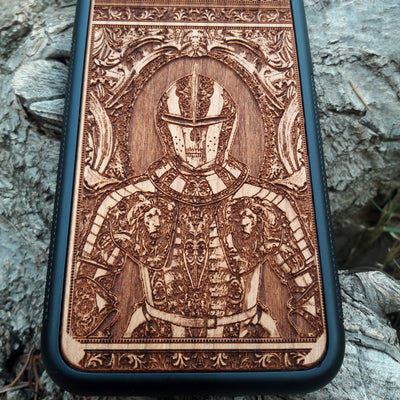 Wooden phone case with carved medieval knight armor and gothic design, compatible with iPhone , 15, 14, 13, 12, Samsung Galaxy S, S24, S23, S22, S21. Ideal for lovers of history and gothic art.